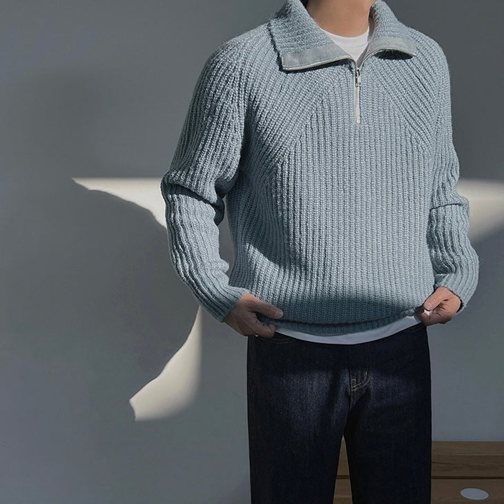 Azurblauer Pullover mit Viertelreißverschluss