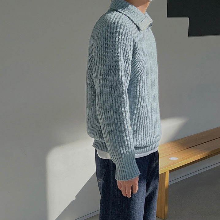 Azurblauer Pullover mit Viertelreißverschluss